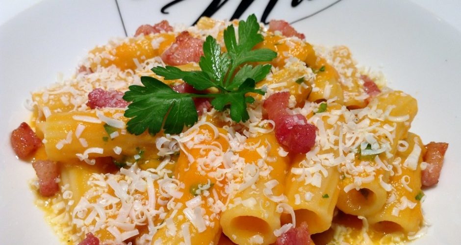 Pasta e zucca con pancetta e pecorino toscano